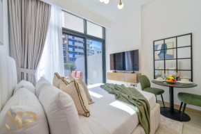 Marcopolo - Chic Studio Huge Balcony & Top-Notch Amenities